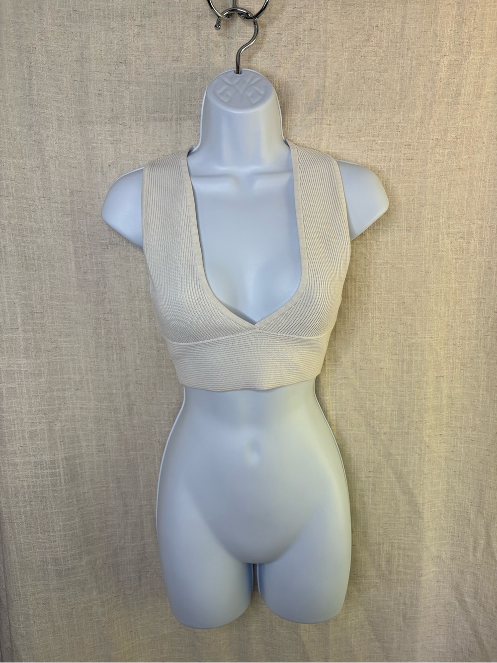 Aritzia Babaton Sculpt Knit V-Neck Cropped Tank Off White Birch Small
